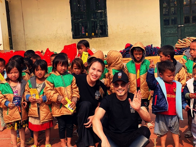 Ca nhạc sĩ Jimmii Nguyễn đưa vợ và con gái đi từ thiện ở vùng cao tại tỉnh Hà Giang