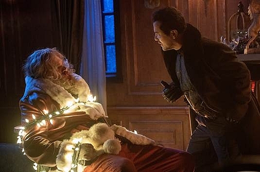 Tài tử David Harbour 'hóa' ông già Noel với những màn 'phát quà' rùng rợn trong 'Đêm hung tàn'