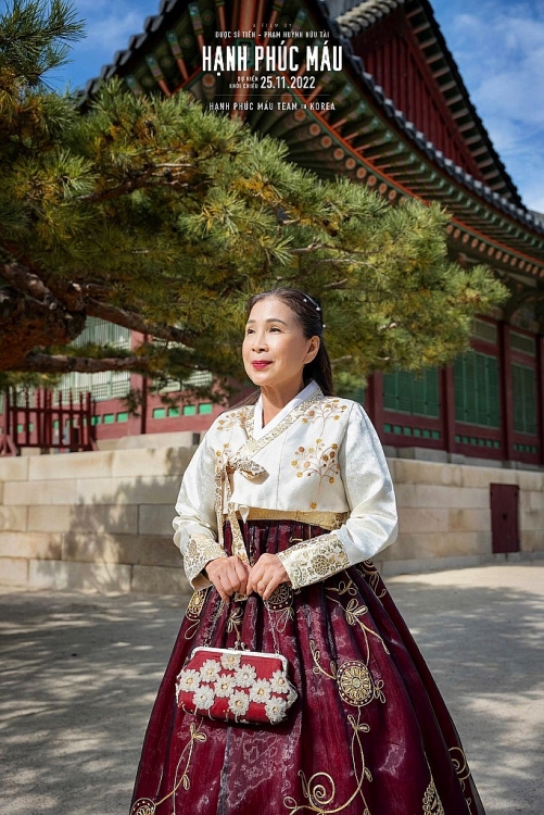 NSND Kim Xuân tươi trẻ bên ekip 'Hạnh phúc máu' ở Hàn Quốc