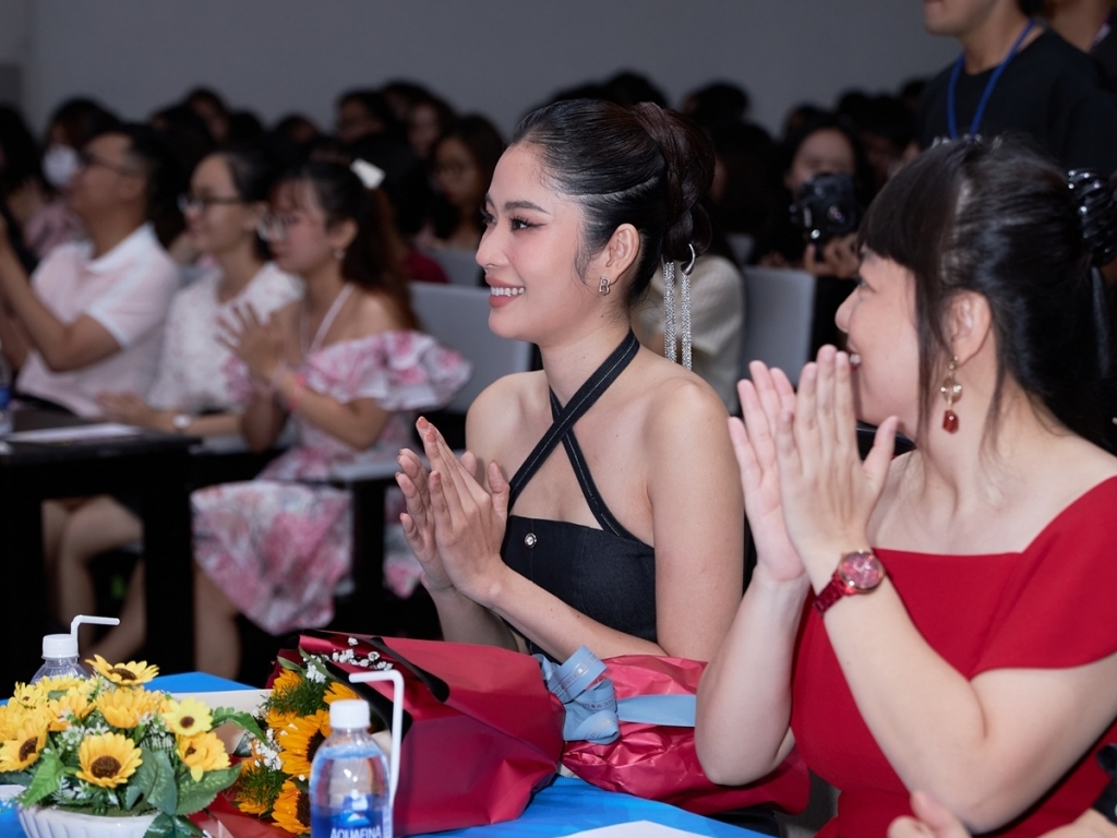 Lệ Nam ngồi 'ghế nóng' cuộc thi Hoa khôi nhan sắc dành cho sinh viên