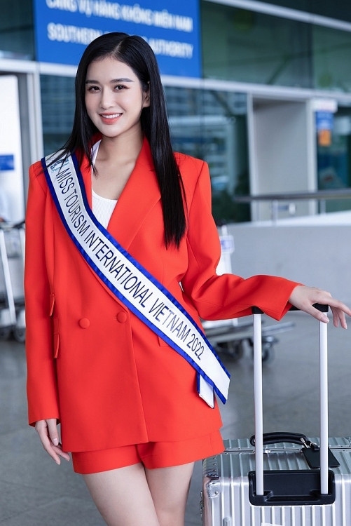 Á hậu Nguyễn Nga mang hơn 150kg hành lý dự thi 'Hoa hậu du lịch quốc tế 2022'