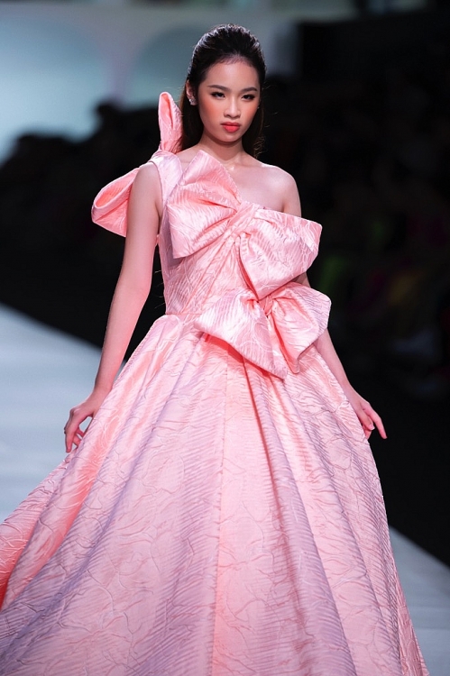 Bảo Hà xuất hiện nổi bật với chiếc váy 'khủng' làm vedette cho BST nhí của 'Sixdo Fashion Show'