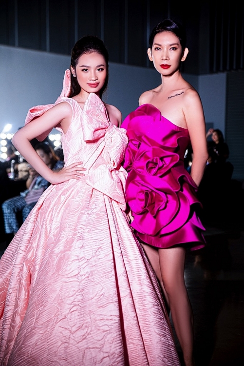 Bảo Hà xuất hiện nổi bật với chiếc váy 'khủng' làm vedette cho BST nhí của 'Sixdo Fashion Show'
