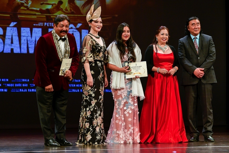 Diễn viên nhí Angelina Raja đoạt giải Best Supporting Actress tại Mỹ