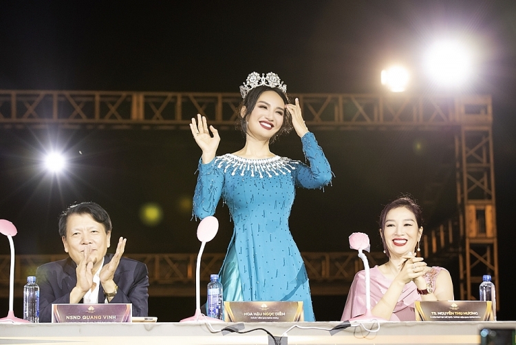 Hoa hậu Ngọc Diễm trao vương miện cho người kế nhiệm: 14 năm qua như một giấc mơ