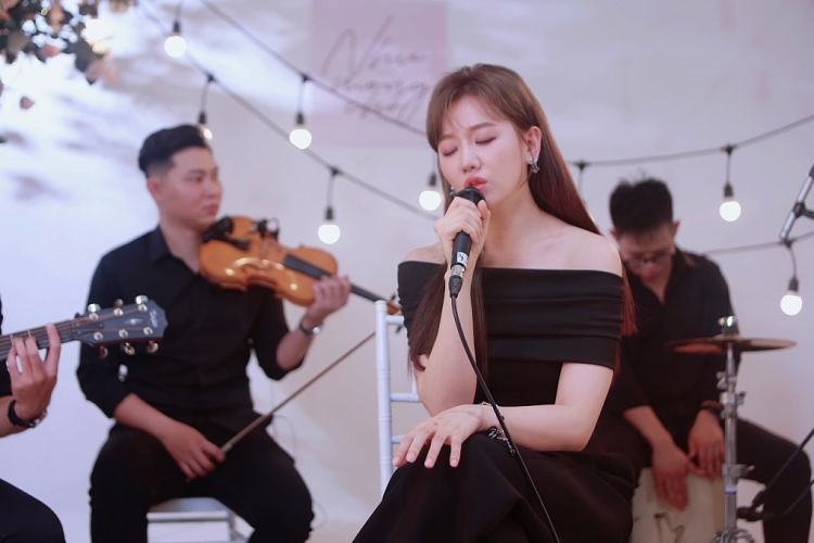 Hari Won tung bản live band của 'Như anh đã mong chờ'