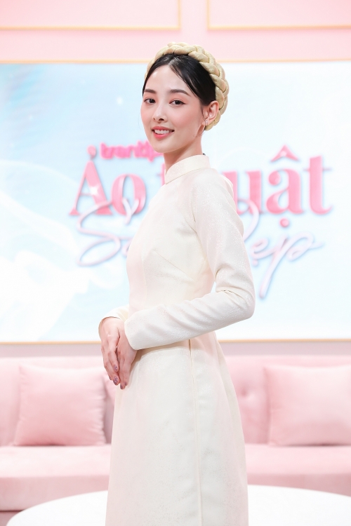 'Ảo thuật sắc đẹp': Cựu Idol Hàn thích mê khi lần đầu được hóa nàng thơ trong trang phục áo dài