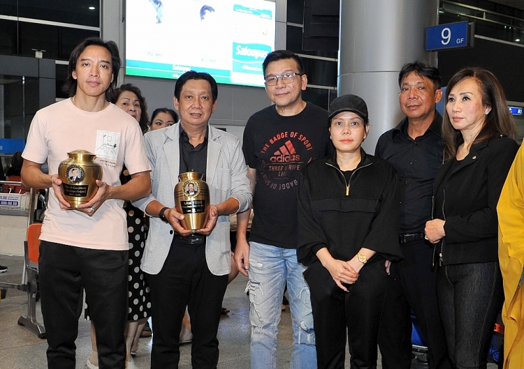 Tro cốt nhạc sĩ Lam Phương đã được vợ chồng nghệ sĩ Việt Hương mang về Việt Nam