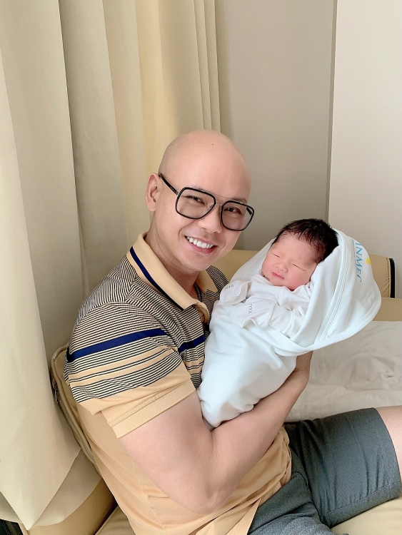 'Tâm sự mẹ bỉm sữa': Bà xã Phan Đinh Tùng và lần sinh con khiến cả bệnh viện phải 'báo động đỏ'
