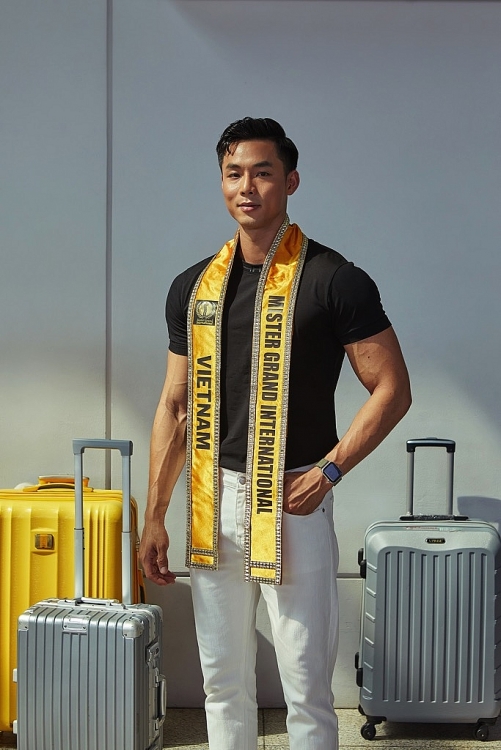 Vũ Linh mang hơn 100kg hành lý, bay gần 48 tiếng dự thi 'Nam vương hòa bình quốc tế 2022'