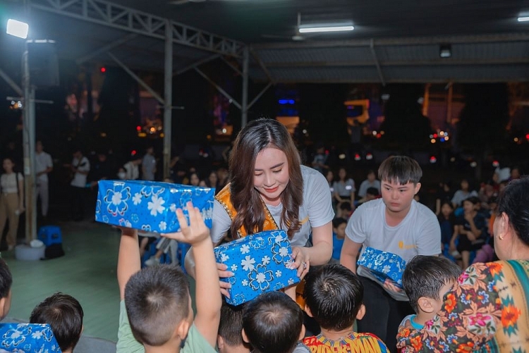 Hoa hậu Phan Kim Oanh: Tôi đến với trẻ em Làng SOS bằng tấm lòng của một người mẹ!