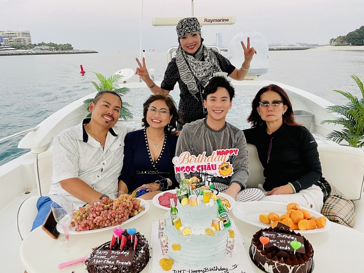 Phi Phụng, Dương Hồng Loan… mừng sinh nhật ca sĩ Ngọc Châu trên du thuyền ở Dubai