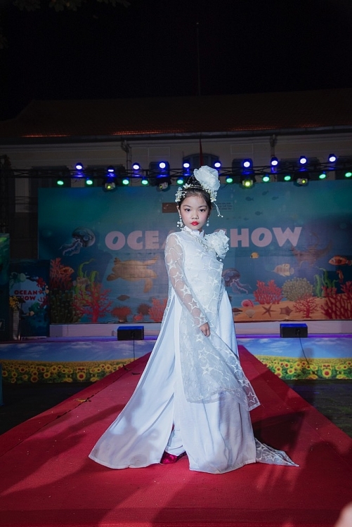 Ngắm nhìn BST của NTK Việt Hùng tại 'Ocean Show'
