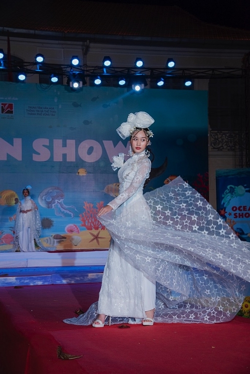 Ngắm nhìn BST của NTK Việt Hùng tại 'Ocean Show'
