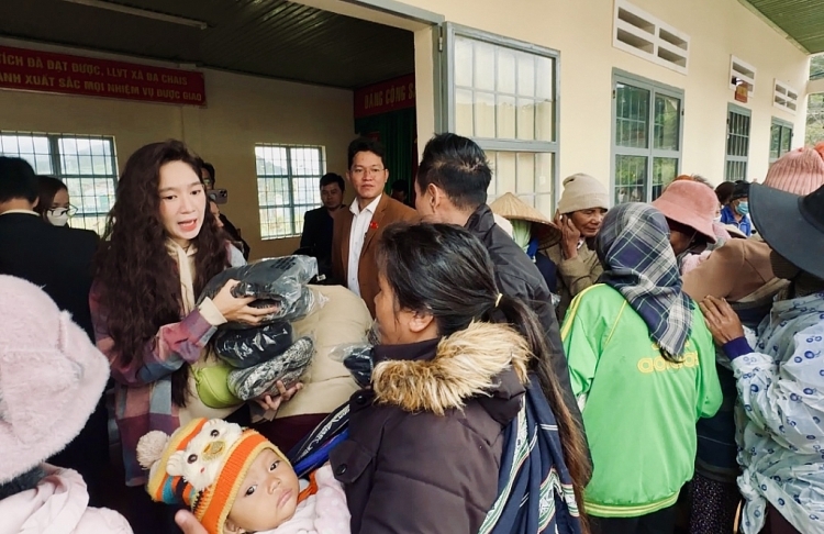 Lý Hải mang 3.500 áo ấm tặng bà con đồng bào tại Lâm Đồng, Gia Lai