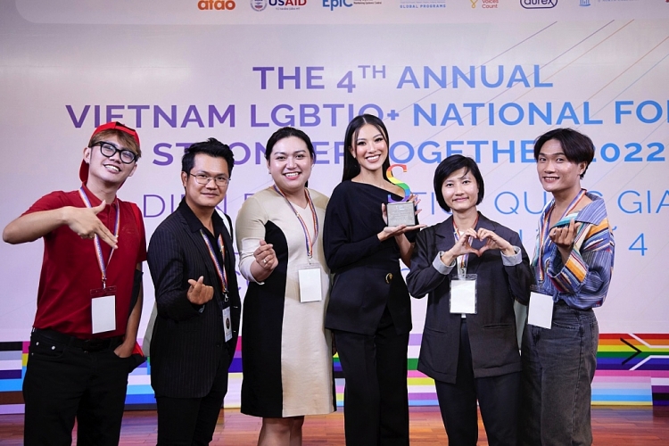 Á hậu Kim Duyên nhận giải thưởng 'Đồng minh cộng đồng LGBTIQ' và 'Người truyền cảm hứng của năm'
