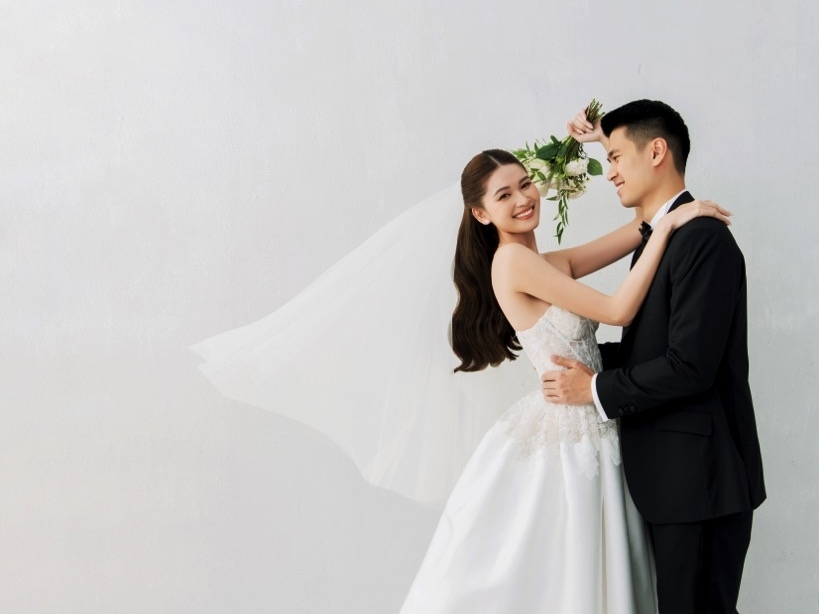 Ảnh cưới đơn giản mà quá đỗi ngọt ngào của Á hậu Thùy Dung và chồng doanh nhân