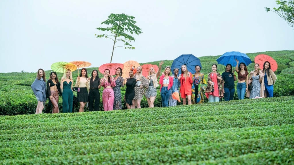 Ngắm nhan sắc 'Hoa hậu du lịch thế giới 2022' trên đồi chè Mộc Châu
