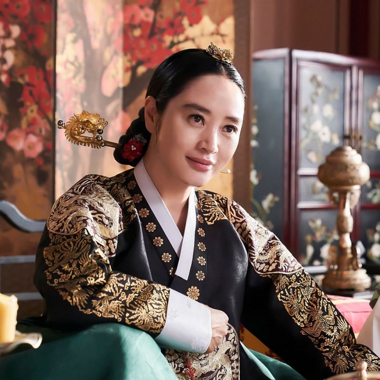 Các nàng hậu 'chất' nhất màn ảnh: Hàn có Trung điện Kim Hye Soo, Trung có Tôn Lệ?