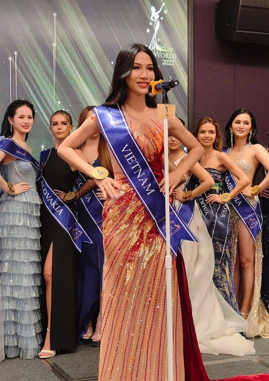 Á hậu Ngọc Tuyết giành quyền giải thưởng đầu tiên tại 'Miss CosmoWorld 2022', hé lộ sắc phục lấy ý tưởng từ hoa sen