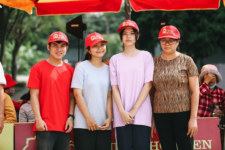 'Mái ấm gia đình Việt': NSƯT Đức Khuê vượt 2.000km để giúp đỡ trẻ em mồ côi, không quản nắng mưa, cực khổ