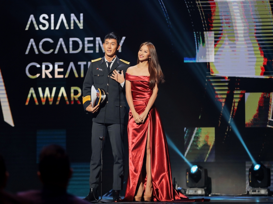 Song Luân cùng Khả Ngân vinh dự được mời trong vai trò người trao giải cho 'AAA 2018'