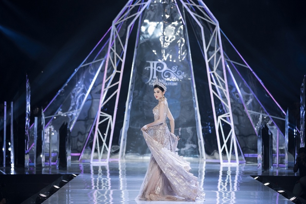 dan nguoi dep tro tai catwalk trong fashion show cua ntk anh thu