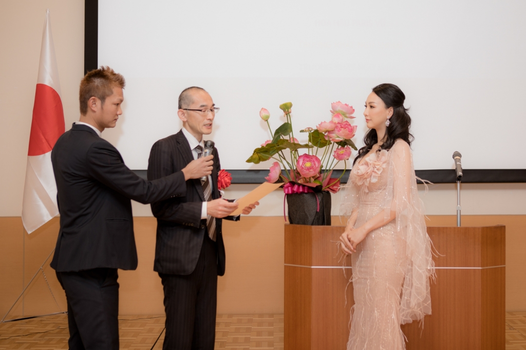 paris vu the hien dang cap thoi trang tai su kien vinh danh dai su truong nhat ngu