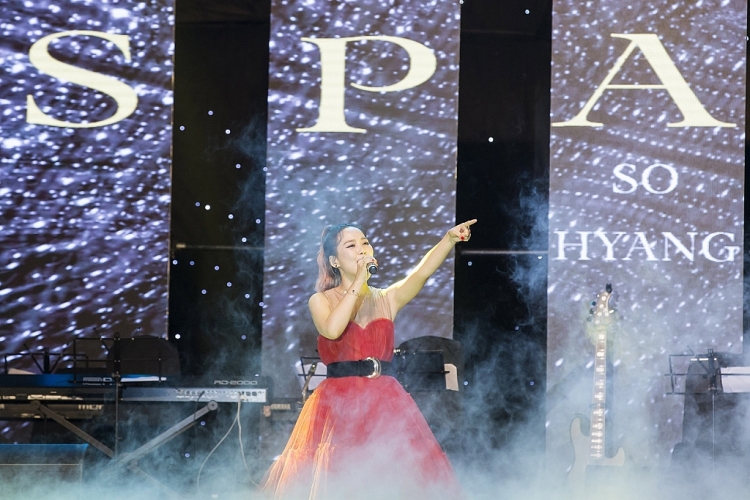 dan sao viet ru nhau den thuong thuc giong hat khung cua diva so hyang