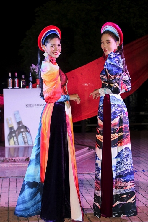 hoa hau kim nguyen linh huynh tao an tuong voi ao dai ntk nhat dung tai le hoi am nhac quoc te