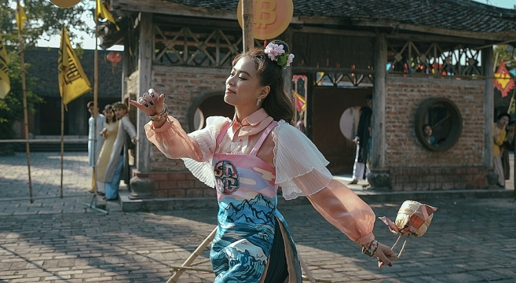 hoang thuy linh co nhieu hon mot moi duyen am