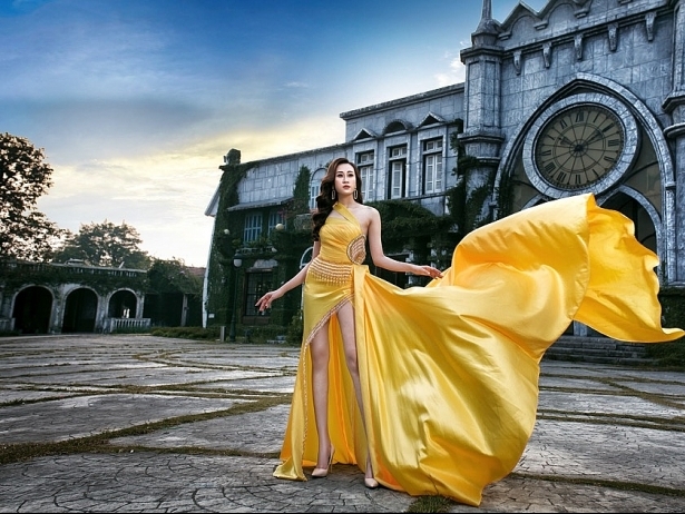 Anika Trinh Trinh diện váy xẻ cao của NTK Tommy Nguyễn giữa trời đông Hà Nội
