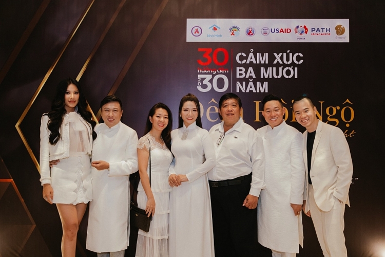 cam xuc 30 nam dem tao ngo cua y bac si nghe si tinh nguyen vien cung nguoi song chung voi hivaids