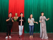 NTK Việt Hùng, MC Quỳnh Hoa, ca sĩ Quốc Đại tặng áo dài và tiền mặt cho người dân miền Trung