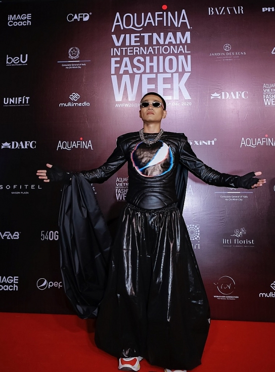 rapper wowy suboi va karik tung hoanh tham do aquafina vietnam international fashion week 2020