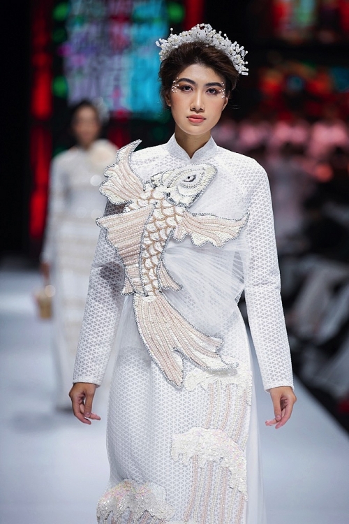 nsnd hong van lam nguoi mau catwalk tai aquafina vietnam international fashion week 2020