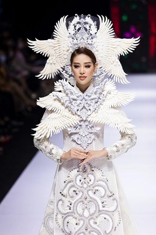 nsnd hong van lam nguoi mau catwalk tai aquafina vietnam international fashion week 2020