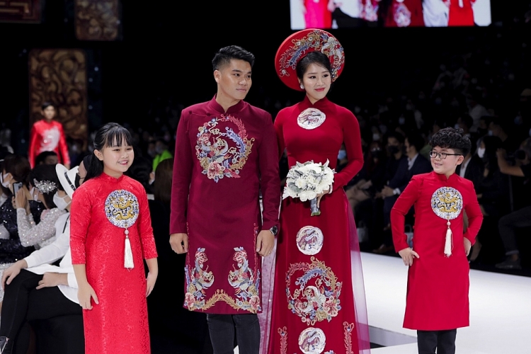 nsnd hong van lam nguoi mau catwalk tai aquafina vietnam international fashion week 2020
