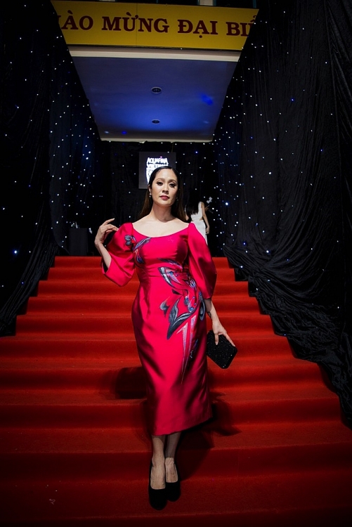 thanh thuy khoe ve dep nen na trong thiet ke cua hoang quyen