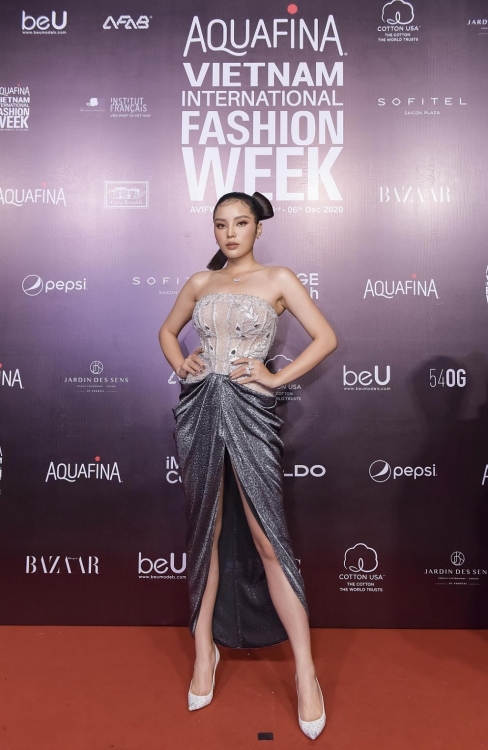 ngoc trinh cung dan hoa hau hoa nu than ngay tren tham do be mac aquafina vietnam international fashion week 2020