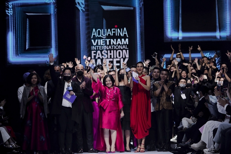 aquafina vietnam international fashion week 2020 thanh cong den tu tam nhin va ban linh kien cuong