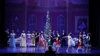Trình diễn vở vũ kịch kinh điển 'Kẹp hạt dẻ' mừng Giáng sinh