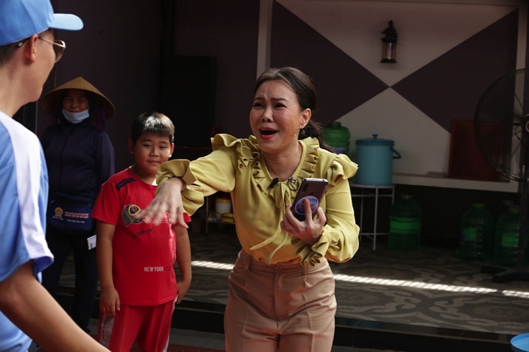 viet huong dai nghia tim ra duoc cay atm giup ba con ngheo rut tien tha ga