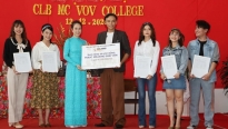 MC Thanh Thảo trao học bổng cho các bạn MC trẻ nhân kỷ niệm 3 năm thành lập CLB MC của trường VOV