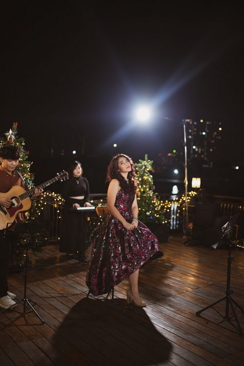 cece truong phat hanh series nhac mung giang sinh hat live tren boong tau lang man nhat sai gon