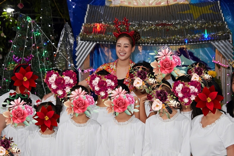 Hoa hậu Khánh Vân đón Giáng sinh cùng ngôi nhà OBV