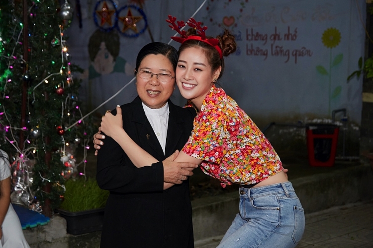Hoa hậu Khánh Vân đón Giáng sinh cùng ngôi nhà OBV