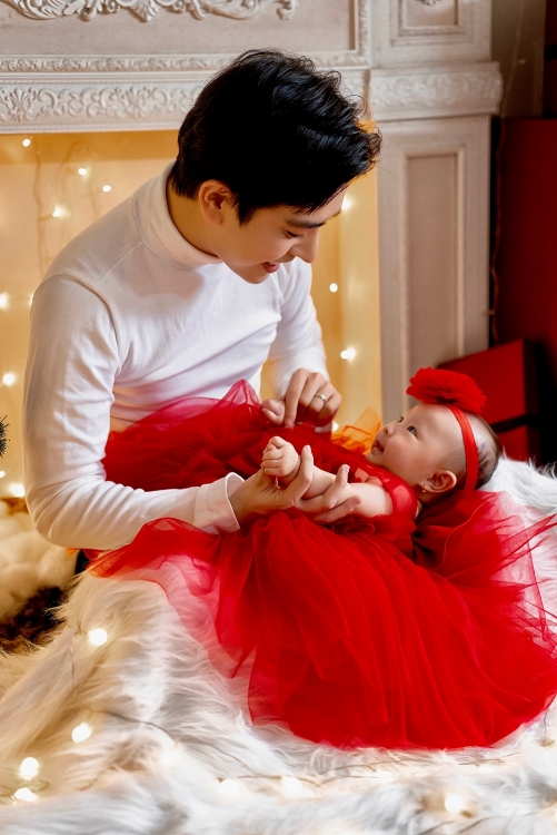 Ca sĩ Thu Thủy khoe bộ ảnh gia đình hạnh phúc