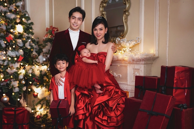 Ca sĩ Thu Thủy khoe bộ ảnh gia đình hạnh phúc