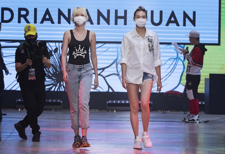 Sân khấu 'Vietnam International Fashion Festival' nóng bừng với sự xuất hiện của Hà Trần, Bảo Anh